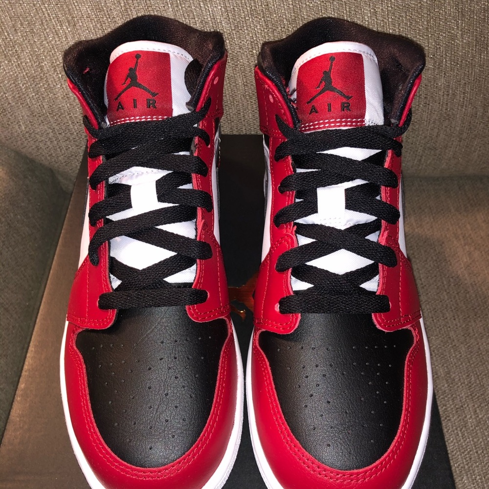 Air Jordan 1 Mid Chicago Black Toe - Picture 4 of 8